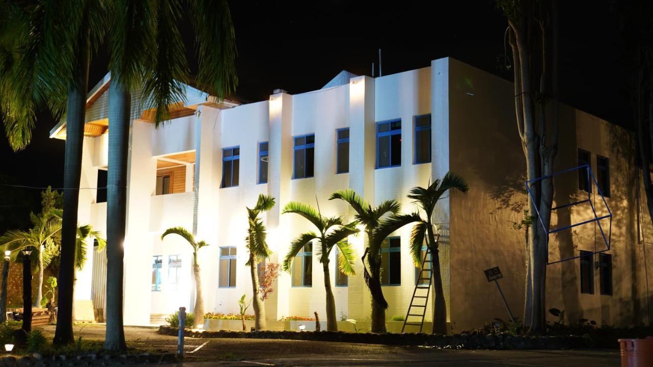 Super White Hotell T'ai-tung Exteriör bild
